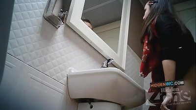 Verborgen camerabeelden in het vrouwentoilet (1)